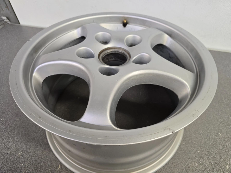 CLEAN USED ORIGINAL GENUINE PORSCHE 911 964 968 8JX16 REAR CUP WHEEL 1992-95 - Image 3 of 4