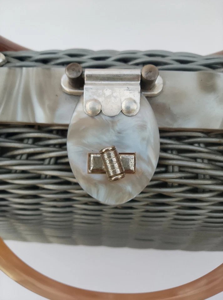 Bolso de mano de mimbre plateado hecho a mano de los años 50 y 60 con asas Lucite perladas acento Foto 4 de 4