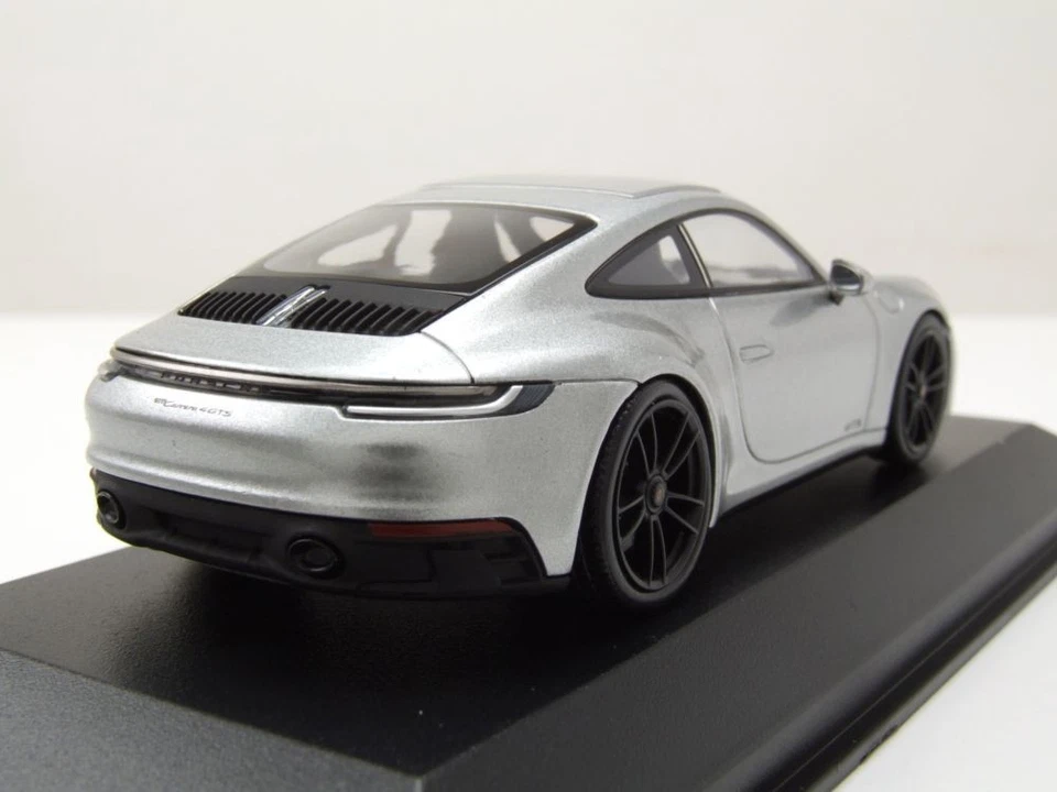 Porsche 911 992 Carrera 4 GTS 2021 Argento Modellino 1:43 Minichamps - Immagine 2 di 4