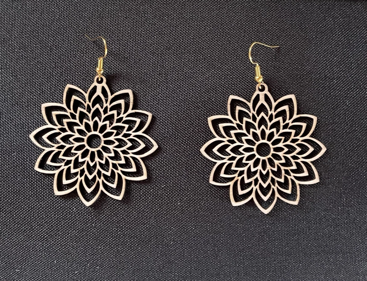 Orecchini Pendenti Con Ovali In Legno Decorato Double-face Con Rose Fiori In Tessuto E Perle