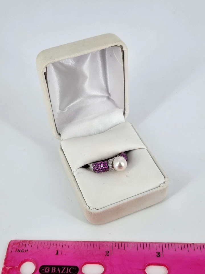 Anillo de compromiso de oro blanco de 14 quilates con perlas blancas y zafiro rosa Foto 2 de 4