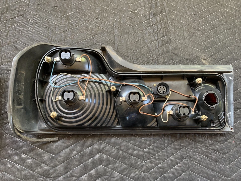 Conjunto de luz trasera derecha 1988-1994 OEM BMW SERIE 7 E32 735i 750il 740il Foto 3 de 4