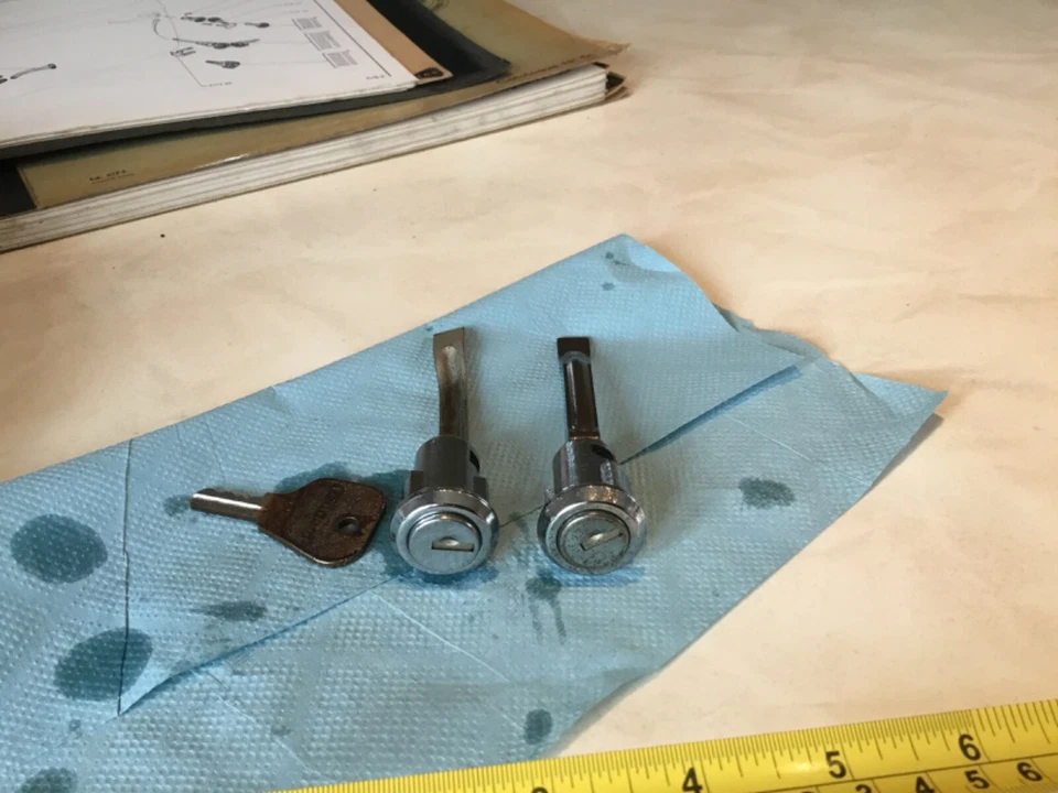 Cerraduras de puerta exterior Peugeot 404 sedán x2 917010 Cabriolet Foto 2 de 4