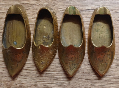 Konvolut Vintage Indischer Messing Aschenbecher Schuhe Hausschuhe Indien Kitsch Tragbar