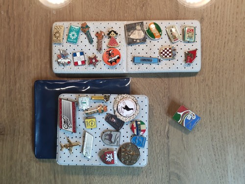 Lot Vintage Broschen Istrien, Triest 1950, Osimo, Philips, PEZ, Opel, Universiadi
