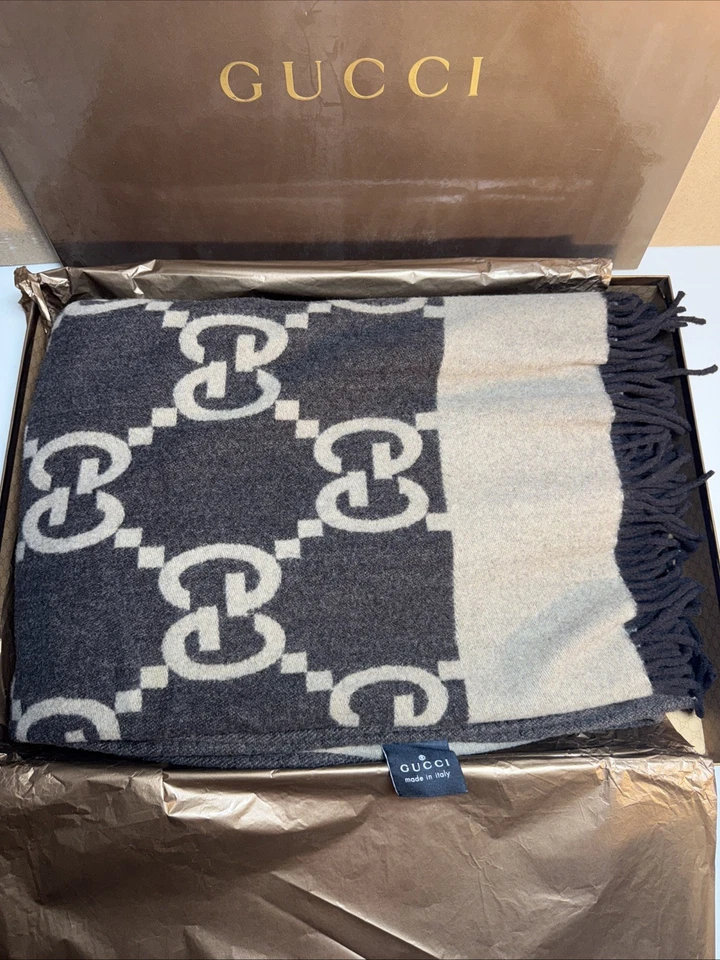 Manta GucciLuxury marrón y crema con logotipo y caja de Gucci Foto 2 de 4
