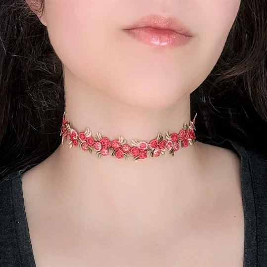Red rose choker deals