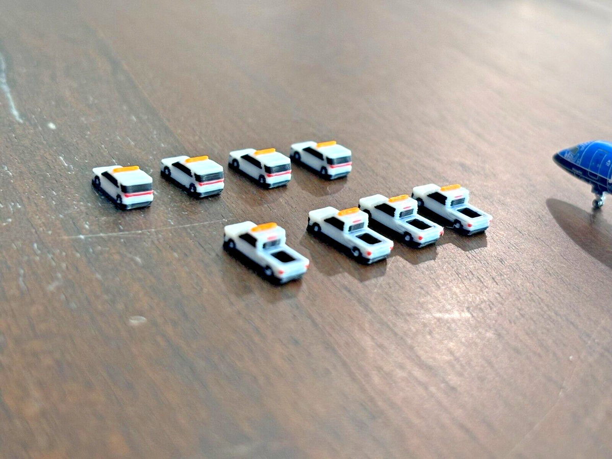 1:400 Model Airport Accessories - 8 Piece Airport Operations