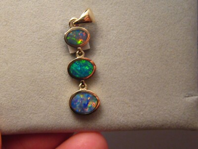 Opal Anhänger, heller mehrfarbiger australischer Opal, massiv 14 k Gelbgold