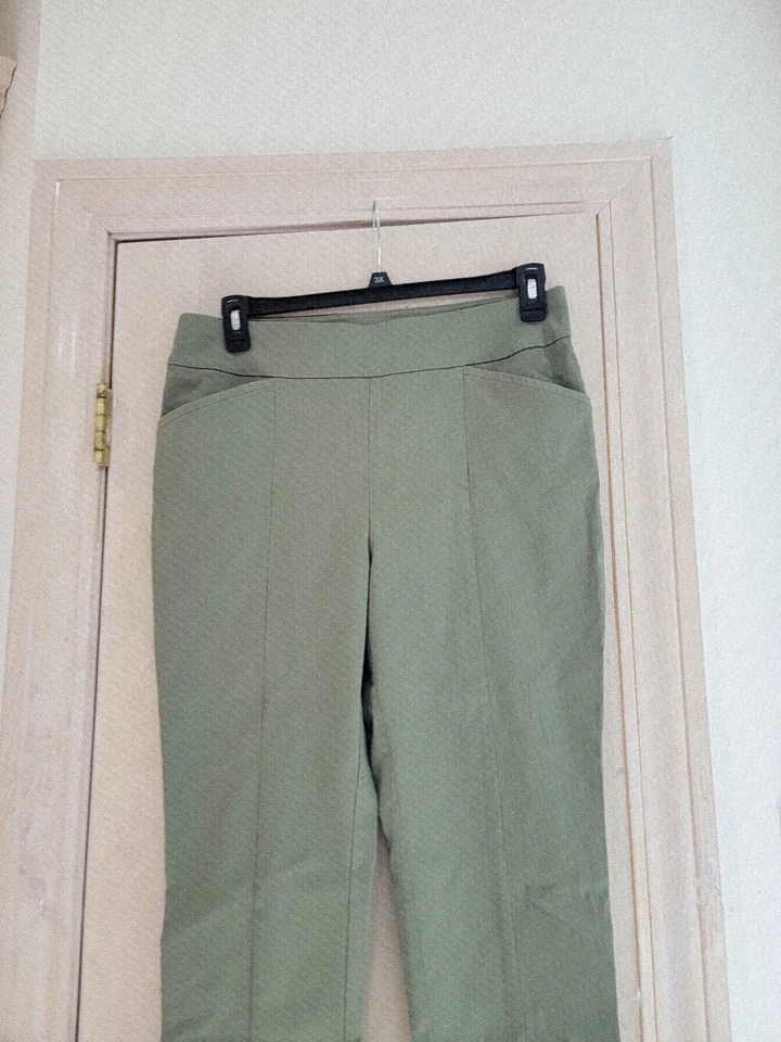 Pantalones elásticos Chico’s verde oliva fabulosamente adelgazantes talla Chico’s 2 Foto 2 de 4