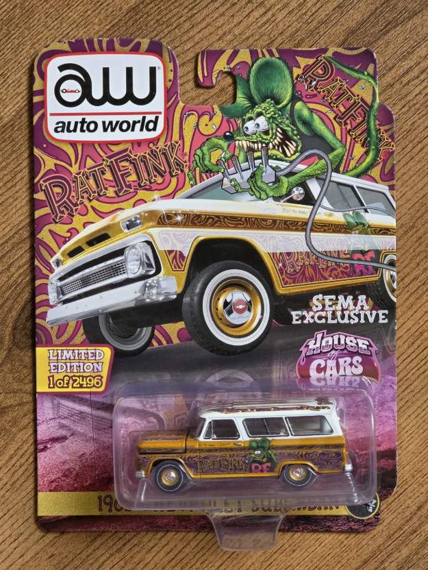 Miniature Chevrolet Suburban 1965 Auto World 1/64 en métal