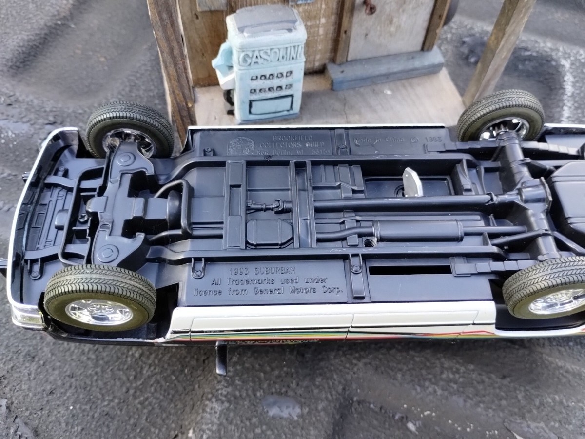 Brookfield Collectibles 1993 CHEVy SUBURBAN 1:24 SCALE diecast