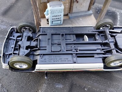 Brookfield Collectibles 1993 CHEVy SUBURBAN 1:24 SCALE diecast