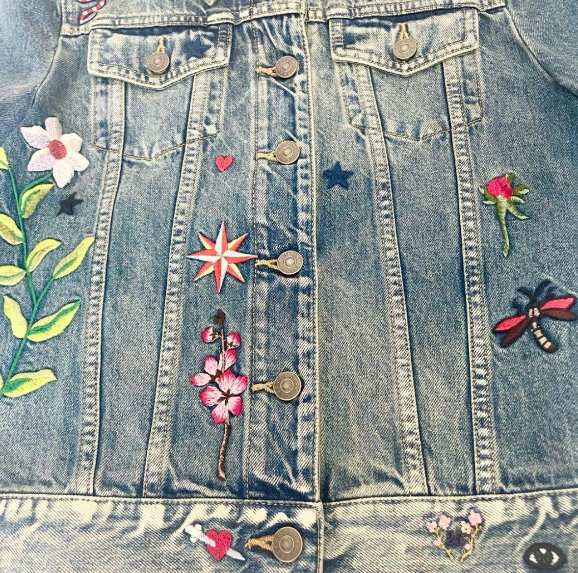 グッチ　デニムジャケット 56610 刺繍　花柄　ブルー　マルチカラー　38 GUCCI グッチ デニムジャケット 刺繍 ブルー 花柄 マルチカラー