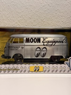 M2 Machines 1960 VW Delivery Van MOON Equipped Super Chase 1/24