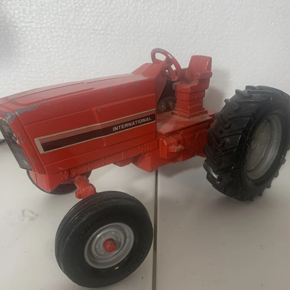 Vintage ERTL 1/16 Diecast IH International Harvester Tractor w/Harvester & Wagon - Image 2 of 4