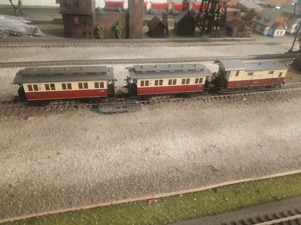 ROCO, THREE PASSENGER WAGONS, SCALE HO - Image 2 of 4