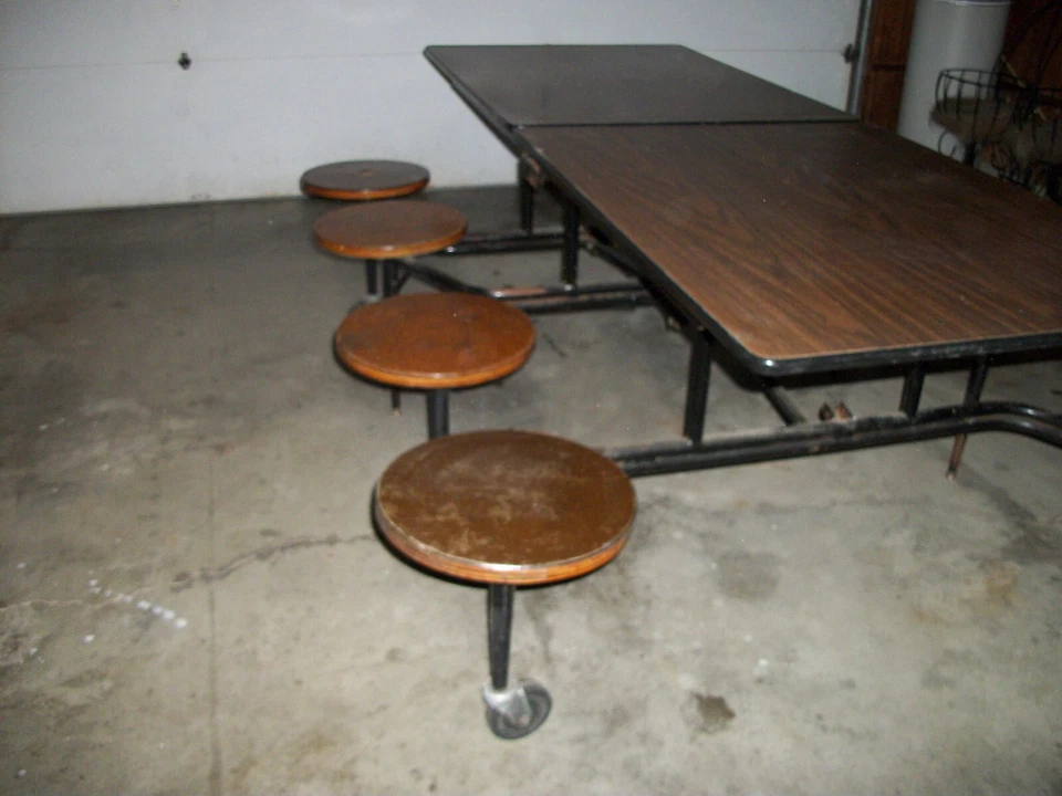 Mesa de almuerzo de cafetería con taburetes asientos, tapa marrón, asientos marrones Foto 2 de 4