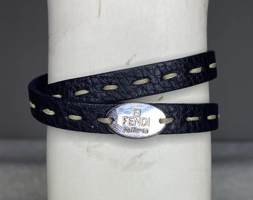 Bracciale Fendi Selleria doppio avvolgimento in pelle nera con medaglione logo argento