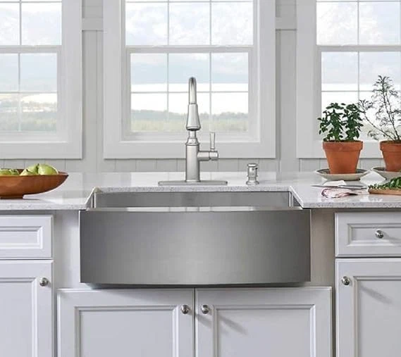 Grifo de cocina abatible de una manija Moen Zabelle Foto 4 de 4