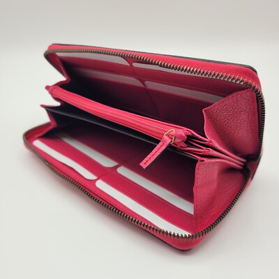 Gucci★素敵！Pink Leather GRG Logo Print Zip Around Wallet Zip around wallet with print in beige and dark brown fabric