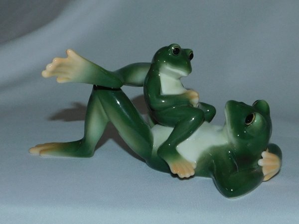 Franz Porcelain Amphibia Frog Sculpture Dad w/Son F200624 Figurine  Mint