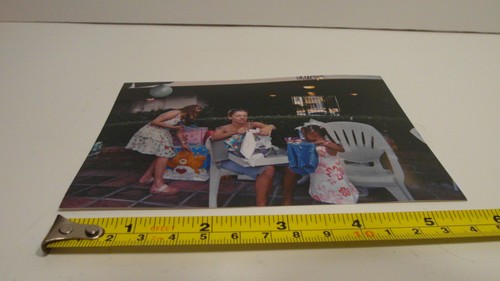 2005 VINTAGE FOUND PHOTOGRAPH COLOR ART PHOTO YOUNG GIRLS OUTSIDE BIRTHDAY PARTY - Picture 3 of 4