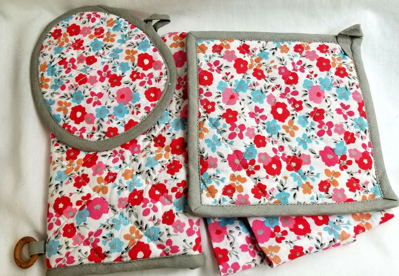 5 PC Gold Coast Kitchenware Gift Set Mitten Tea Towel Pot Holders Pink Flowers