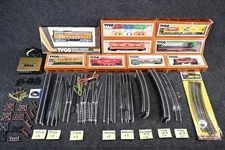 Tyco HO Scale Electric Train Set - Locomotive, Railcars (8), Track, Powersupply