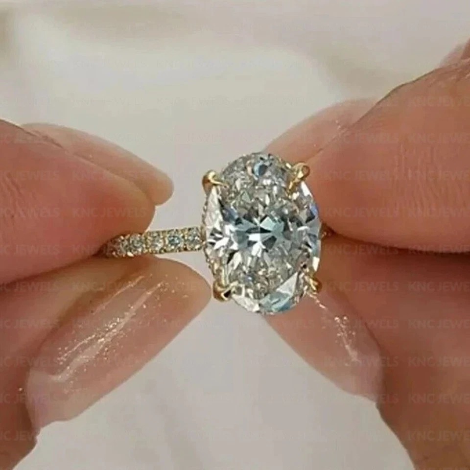 Anillo de compromiso halo oculto de moissanita de corte ovalado de 2,7 quilates enchapado en oro amarillo de 14 quilates Foto 4 de 4