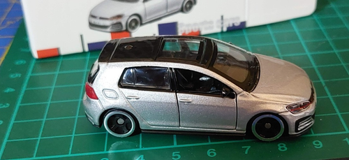Bburago 1:64 Volkswagen Golf GTI (2017) Diecast Model Car – Silver – New in Box - Picture 4 of 10