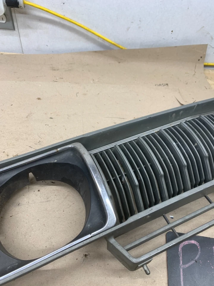 OEM FACTORY ORIGINAL 1974 1975 1976 1977 DATSUN 710 FRONT RADIATOR GRILLE 77 76 - Image 3 of 4