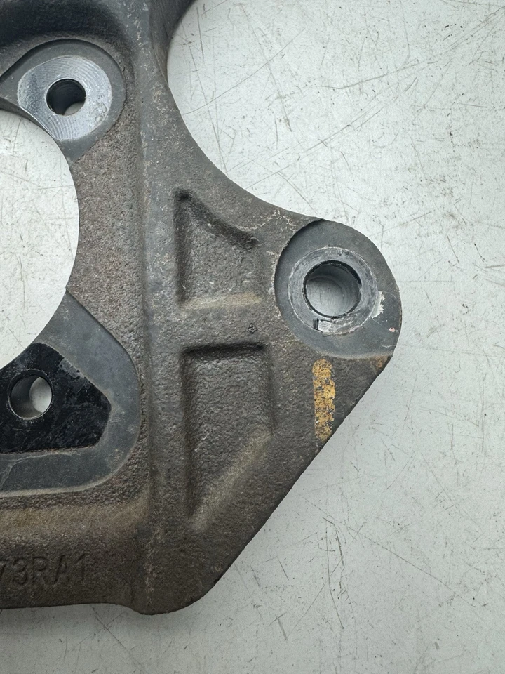 23172673 Soporte de montaje suspensión/freno trasero derecho OEM GM 2014-2016 Cadillac ELR Foto 3 de 4