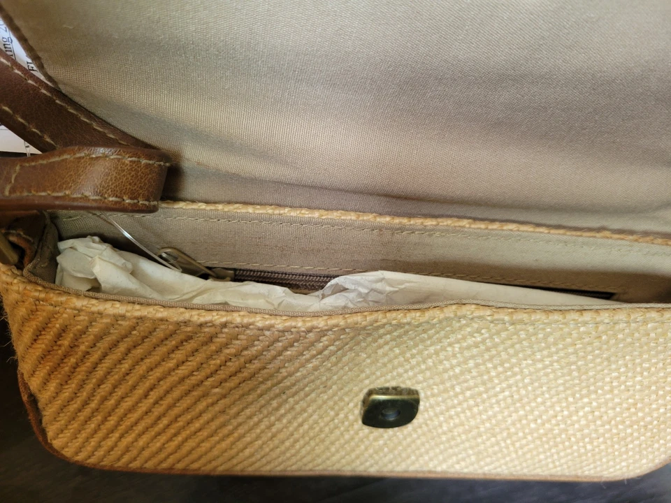 Nuevo con etiquetas Cartera Liz Claiborne Primera Edición Pequeña Marrón/Tostado/Tejida Natural Foto 3 de 4