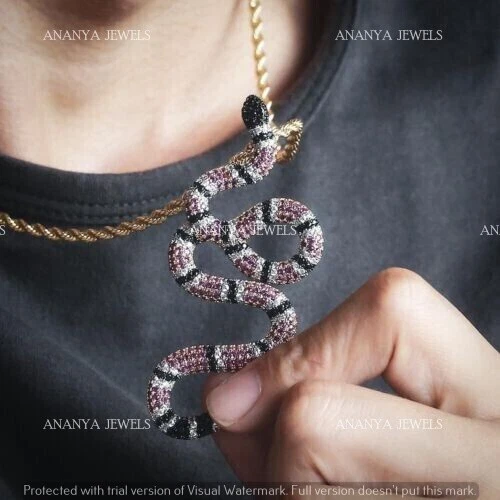 Colgante serpiente Gucci rubí simulado corte redondo de 2,00 quilates enchapado en oro amarillo de 14 quilates para hombre Foto 2 de 4