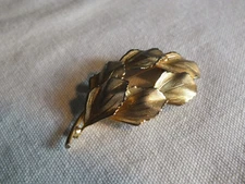 Beautiful Brooch Pin Gold Tone Matte Shiny Leaf Design 2 1/4 x 1" NICE