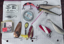 7 Unmarked Vintage Metal and Plastic Fishing Lures Sinkers, Hooks, Line
