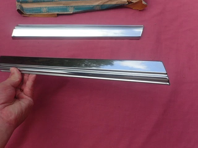 1969 Buick Electra front fender lower side mouldings, pair LH RH NOS! 1394376 /7 - Image 3 of 4
