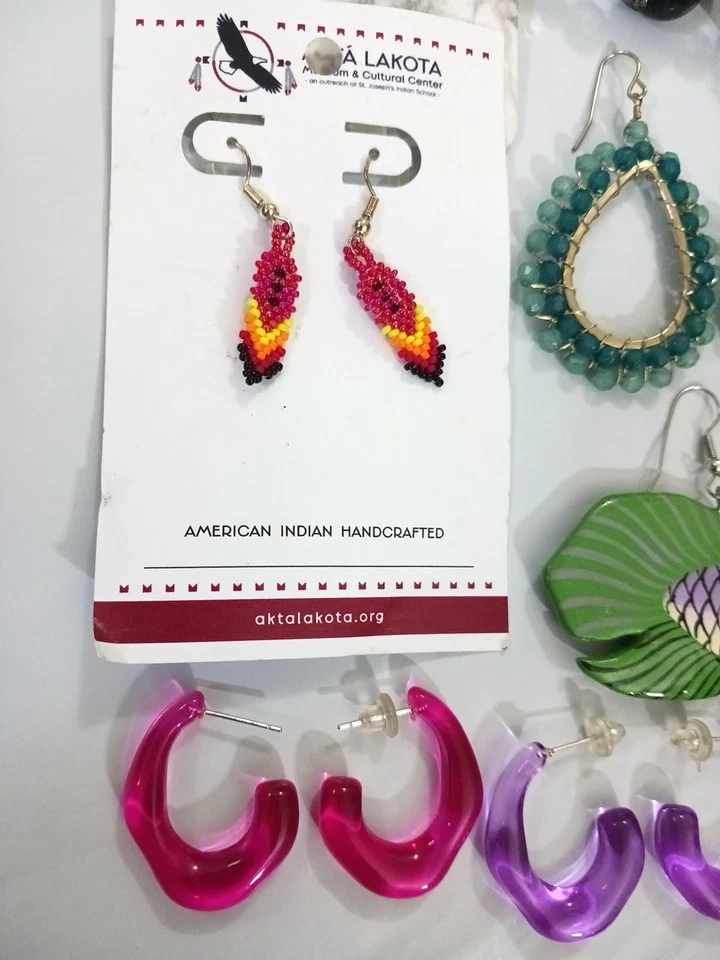 Pendientes 19 pares perforados. Peces, corazones, piedras, cuentas, calaveras. Obtienes todos los 19 Foto 3 de 4