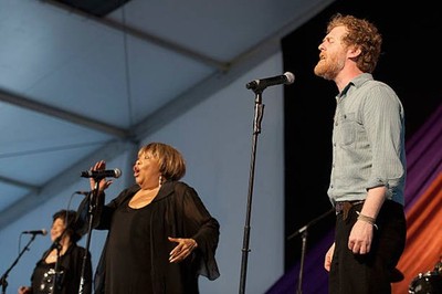 Irish singer songwriter Glen Hansard joins Mavis Staples on stage - Old Photo 2
