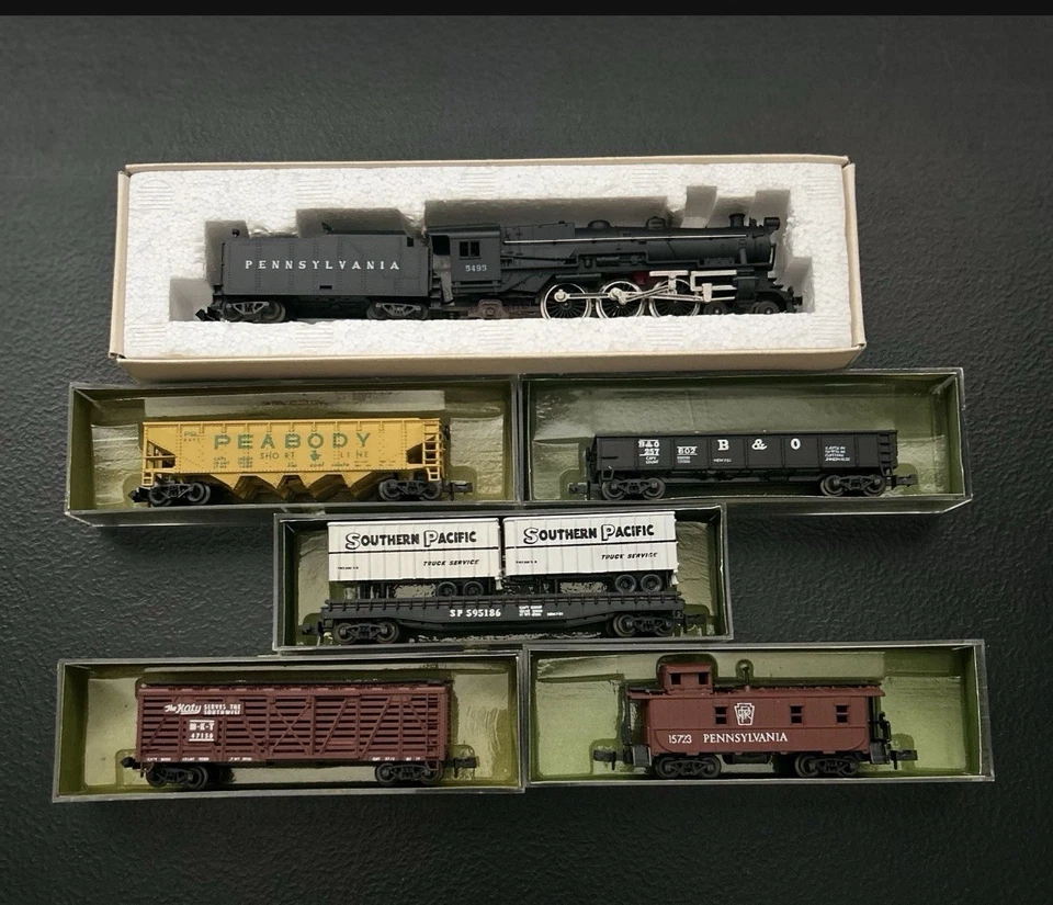 Spur N Aurora Briefmarkenlokomotive und 5 Schüttgutwagen.