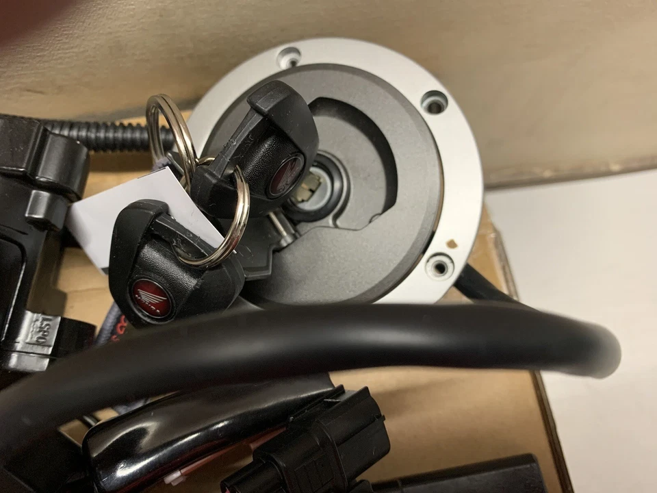 Schlosssatz CDI Tankdeckel Honda VFR 800 RC 79E 6644km. n-7L2.M2-111. - Bild 3 von 4