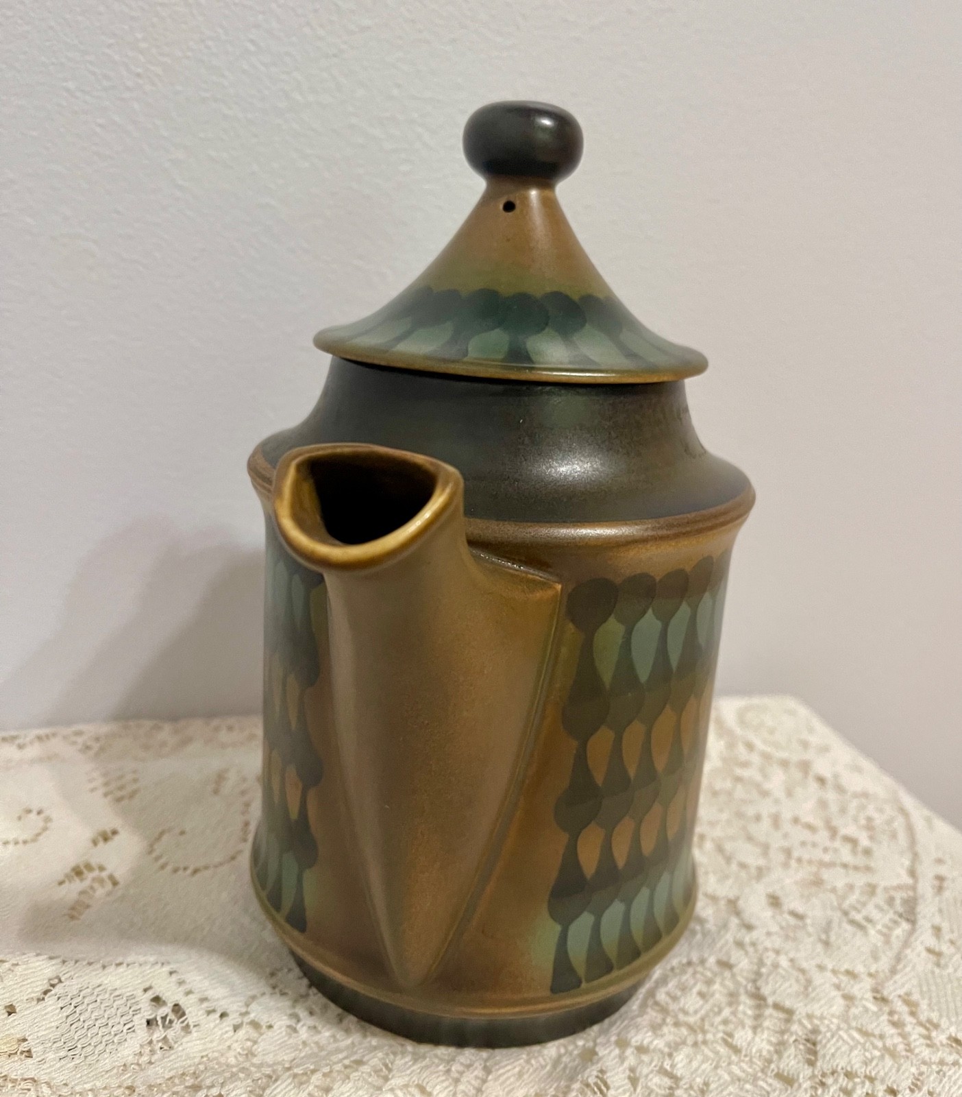 RARE! VINTAGE DISCONTINUED GOEBEL STONEWARE WALLIS PATTERN TEAPOT WITH LID