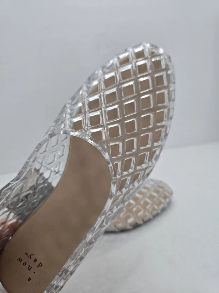 un nuevo día | Zapatos planos de ballet de gelatina perforada transparente Yuri | WMS 7.5 Foto 3 de 4