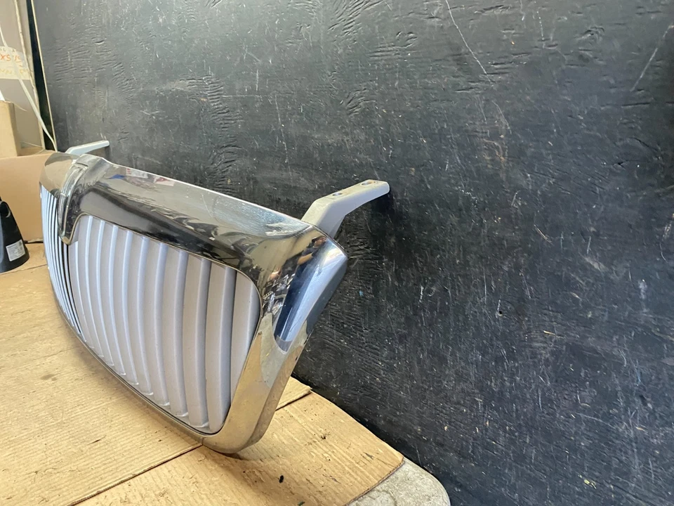 2003-2006 Lincoln Navigator Front Upper Grill Grille Q5744 DG - Image 2 of 4