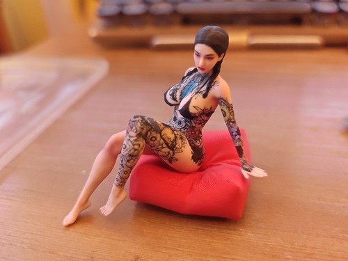 Resin Diorama 1:18 Colorful Tattooed Beauty Mini Figurine Doll Toy Scene Props - Picture 11 of 12