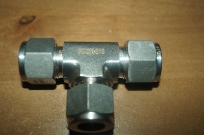 Fitok Tube Union Tee 1/2 in. x 1/2 in. x 1/2 in. Tube OD  (SS-TTT-FL8)
