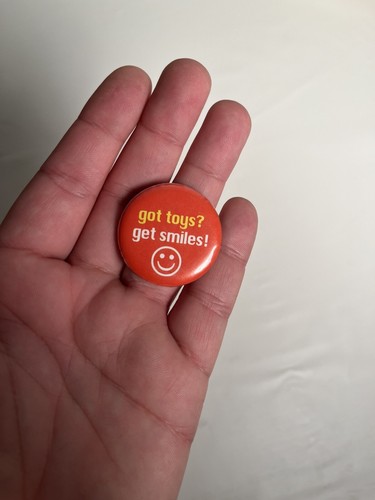 Vntg KB Toys Button Pin Got Smiles Toys Defunct Store Employee Uniform Badge HTF