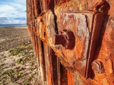 Foto 6x4 Ein rostiger Bolzen Nairn hält die Spundwand für den Hafen hoch c2015