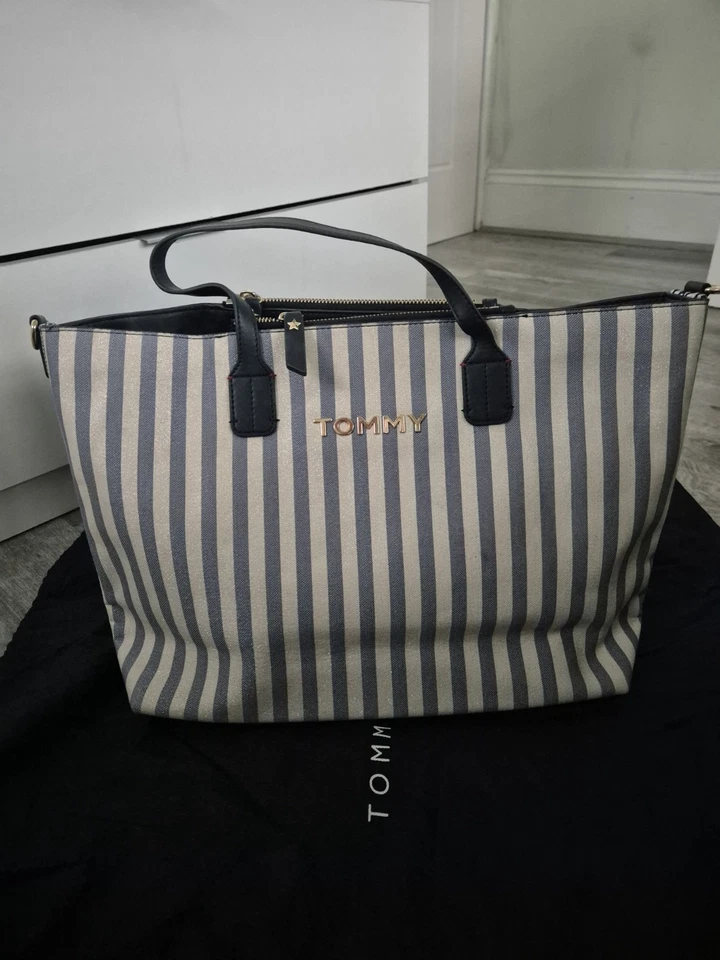 Tommy Hilfiger Navy & Cream Stripe Tote Bag + Dust Bag – Large – Gold Hardware - Image 4 of 4